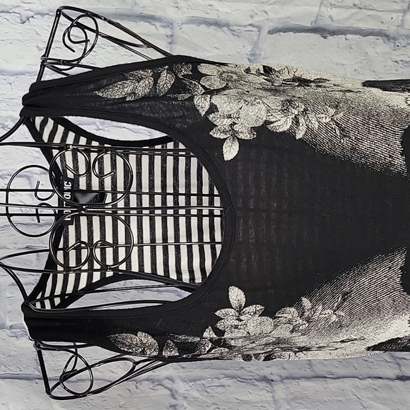 HOT‎ TOPIC Sleeveless Black and White Striped Two Skulls Graphic Blouse S/M - Picture 2 of 7